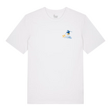 T-shirt blanc à manches courtes avec une petite illustration sur la poitrine représentant un surfeur sur une vague avec des éclats d'eau orange et bleus.
