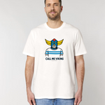 Homme de dos portant un t-shirt blanc avec une grande illustration carrée bleue et jaune représentant un surfeur sur une vague, le texte "CULTURE SURF" en lettres bombées et le logo "ocean park".