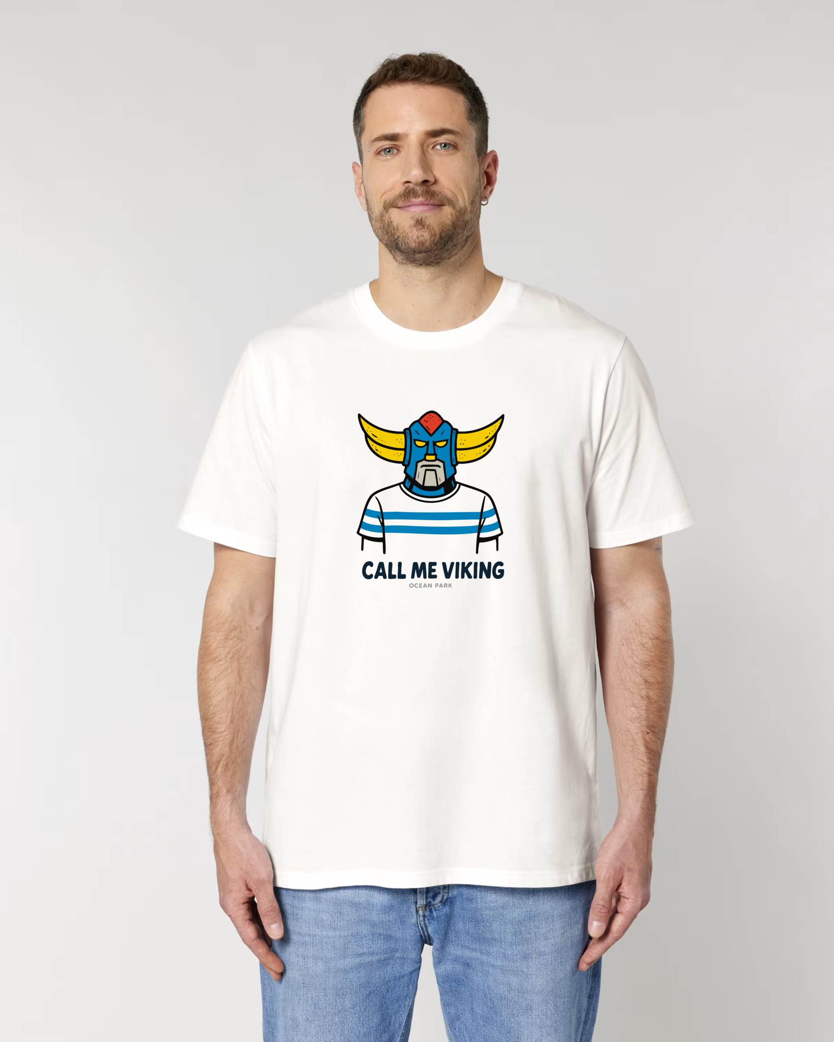 Homme de dos portant un t-shirt blanc avec une grande illustration carrée bleue et jaune représentant un surfeur sur une vague, le texte "CULTURE SURF" en lettres bombées et le logo "ocean park".