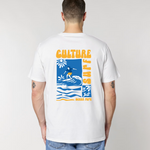 Vue de dos d'un homme portant un t-shirt blanc Ocean Park, affichant un grand graphisme carré avec un surfeur sur une vague, un soleil stylisé et l'inscription "CULTURE SURF" en lettres jaunes.