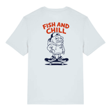Vue de dos d'un t-shirt bleu très clair affichant une grande illustration d'un poisson anthropomorphe portant un sweat à capuche et une casquette, debout sur un skateboard, sous le texte rouge "FISH AND CHILL".