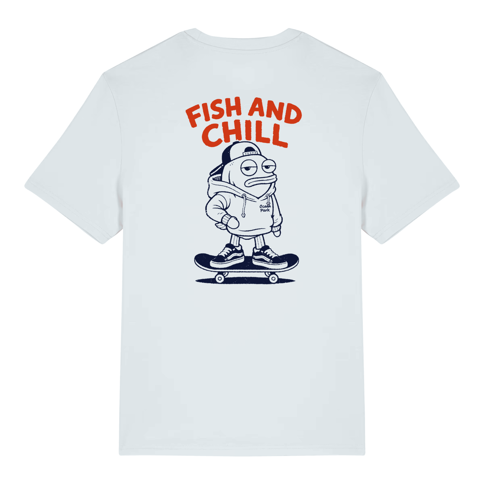 Vue de dos d'un t-shirt bleu très clair affichant une grande illustration d'un poisson anthropomorphe portant un sweat à capuche et une casquette, debout sur un skateboard, sous le texte rouge "FISH AND CHILL".