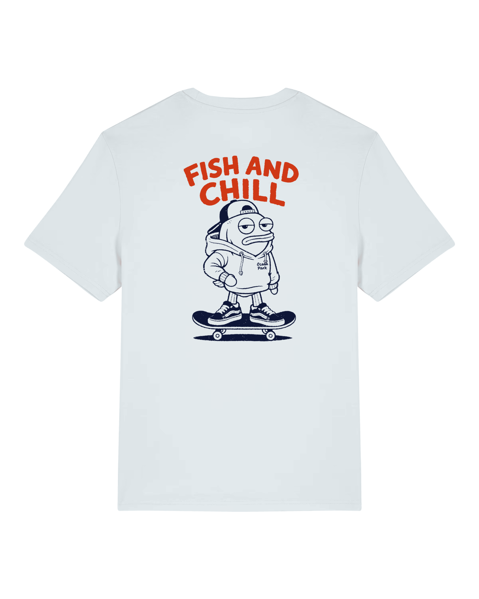 Vue de dos d'un t-shirt bleu très clair affichant une grande illustration d'un poisson anthropomorphe portant un sweat à capuche et une casquette, debout sur un skateboard, sous le texte rouge "FISH AND CHILL".