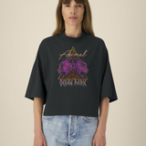 Femme portant un t-shirt noir court à col montant et manches larges avec un graphisme de triangle léopard et deux têtes de léopards violets, incluant les textes "Animal" et "Ocean Park".