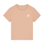 T-shirt à manches courtes de couleur pêche présenté à plat, arborant une petite illustration de soleil jaune pâle stylisée sur le côté gauche de la poitrine.