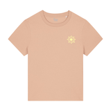 T-shirt à manches courtes de couleur pêche présenté à plat, arborant une petite illustration de soleil jaune pâle stylisée sur le côté gauche de la poitrine.