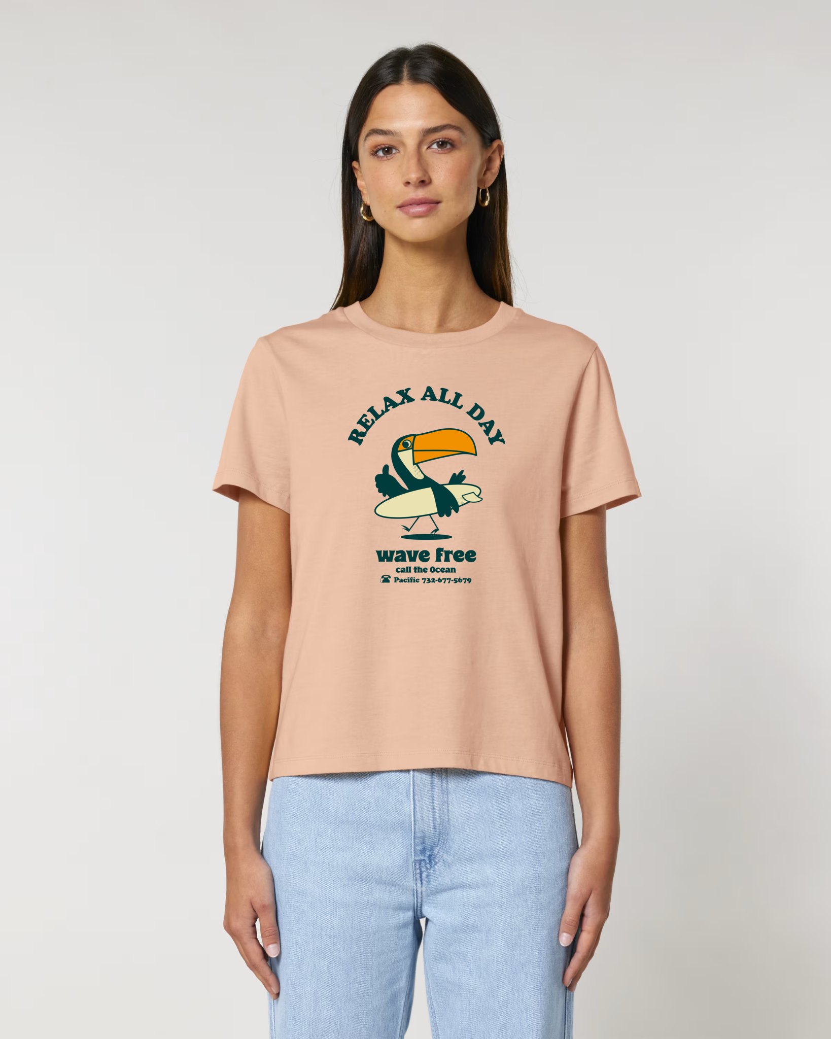 T-shirt femme Ocean Park coloris Fraîche Pêche, imprimé humoristique toucan surfeur, coupe Muser ajustée en coton.