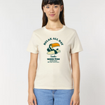 Femme de face portant un t-shirt de couleur blanc cassé naturel avec une illustration centrale d'un toucan tenant une planche de surf, entouré des textes "RELAX ALL DAY" et "wave free call the Ocean".