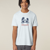 Homme de face portant un t-shirt bleu azur très clair avec une illustration centrale d'un crabe bleu marine arborant un tatouage d'ancre sur sa carapace.
Le texte rouge "DUR À CUIRE" est inscrit juste au-dessous du dessin avec la mention "OCEAN PARK" en plus petit.