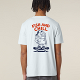 Vue de dos d'un homme portant un t-shirt bleu très clair (Blue Ice) avec une grande illustration centrale d'un poisson portant un sweat et une casquette, debout sur un skateboard, surmontée du texte rouge "FISH AND CHILL".