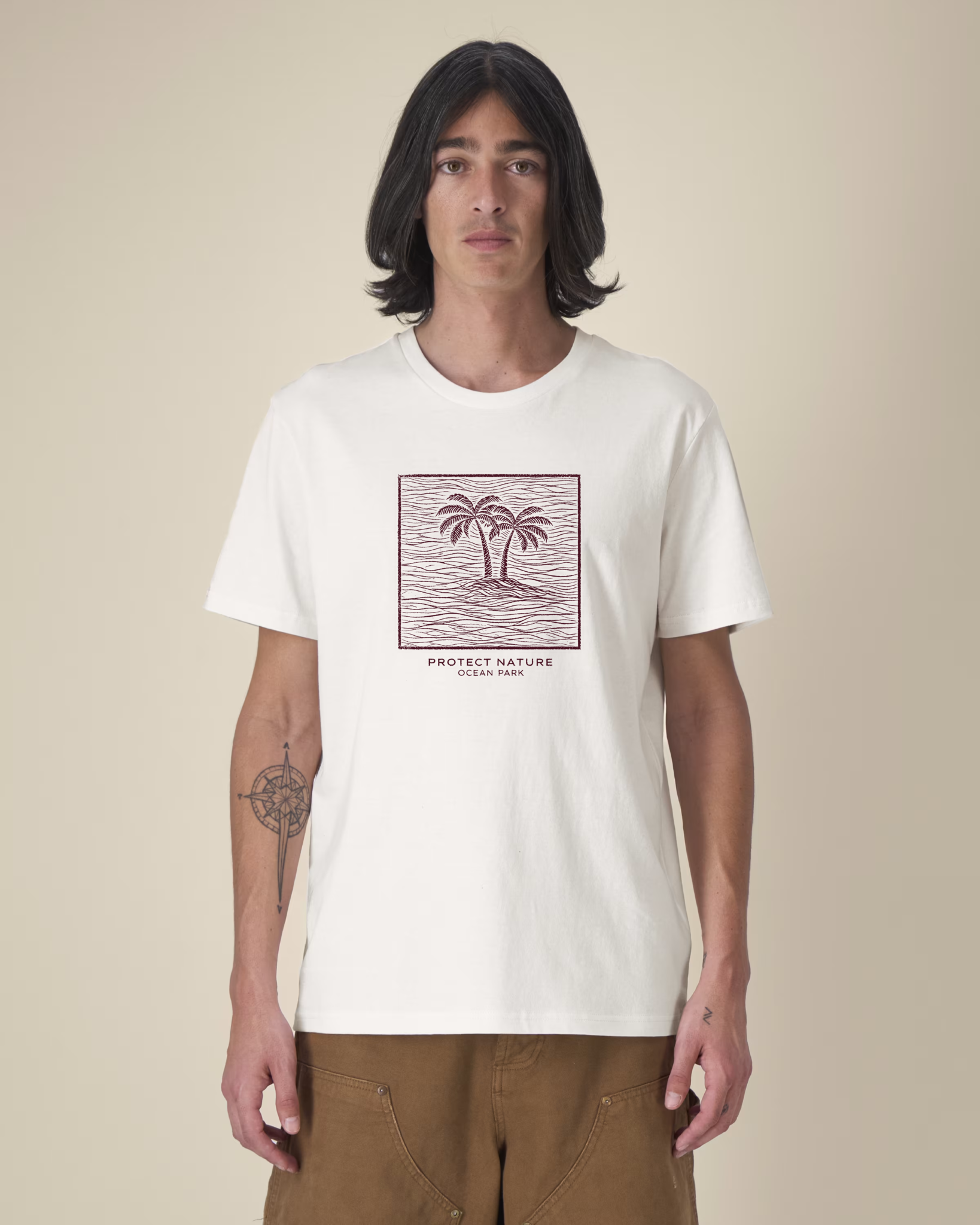T-shirt homme Ocean Park coloris ReWhite, modèle ReCreator avec imprimé graphique engagé "Protect Nature". Coupe standard et design minimaliste bordeaux sur fond blanc naturel.