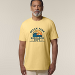 Un homme d'âge mûr avec une barbe grise porte un t-shirt jaune "viva yellow".
Le visuel central montre une vague bleue devant un soleil couchant orange, entourée des textes "OCEAN PARK RESEARCH DEPT. EST. 2014 EXPLORING THE GOOD LIFE".
