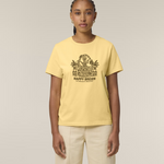 Femme de face portant un t-shirt jaune clair avec une illustration marron représentant une bigoudène dans un décor de plage tropicale avec palmiers et l'inscription "HAPPY BREIZH".