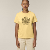 Femme de face portant un t-shirt jaune clair avec une illustration marron représentant une bigoudène dans un décor de plage tropicale avec palmiers et l'inscription "HAPPY BREIZH".
