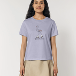 Femme de face portant un t-shirt lilas avec une illustration centrale d'un flamant rose portant des patins à roulettes blancs, accompagnée de l'inscription "Rolling Flamingo".
