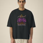 Homme portant un t-shirt noir oversize avec un graphisme central composé d'un triangle au motif léopard, de deux têtes de léopards violets de profil et des inscriptions "Animal" et "OCEAN PARK" en style néon rétro.