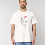 Homme portant un t-shirt blanc cassé avec une illustration centrale d'un homme à une terrasse de café, portant un béret et une marinière, tenant un verre de vin rouge sous le texte "THE FRENCH SPORTIF".