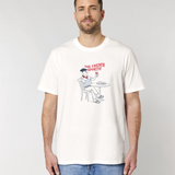 Homme portant un t-shirt blanc cassé avec une illustration centrale d'un homme à une terrasse de café, portant un béret et une marinière, tenant un verre de vin rouge sous le texte "THE FRENCH SPORTIF".