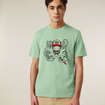 Homme de face portant un t-shirt vert misty jade avec une illustration centrale d'un poulpe portant une casquette rouge Ocean Park, des lunettes de soleil rouges, une moustache, et tenant une cigarette électronique.