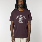 Homme portant un t-shirt de couleur bordeaux foncé (red brown) avec une illustration blanche centrale d'un vieux capitaine barbu avec une casquette de marin, surmontée du texte en arc de cercle "VIEUX LOUP DE MER".