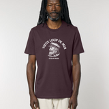 Homme portant un t-shirt de couleur bordeaux foncé (red brown) avec une illustration blanche centrale d'un vieux capitaine barbu avec une casquette de marin, surmontée du texte en arc de cercle "VIEUX LOUP DE MER".