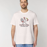 Homme de face portant un t-shirt blanc vintage avec une illustration centrale d'un coq musclé en gants de boxe tenant un éclair, sous le texte "FIGHTER'S FUEL - Go Clucking Wild!".