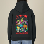 Sweat à capuche oversize noir Ocean Park Halloween vu de dos, grande illustration vampire, sorcière, faucheuse et citrouille