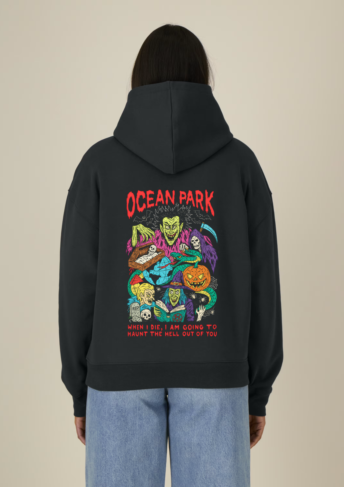 Sweat à capuche oversize noir Ocean Park Halloween vu de dos, grande illustration vampire, sorcière, faucheuse et citrouille