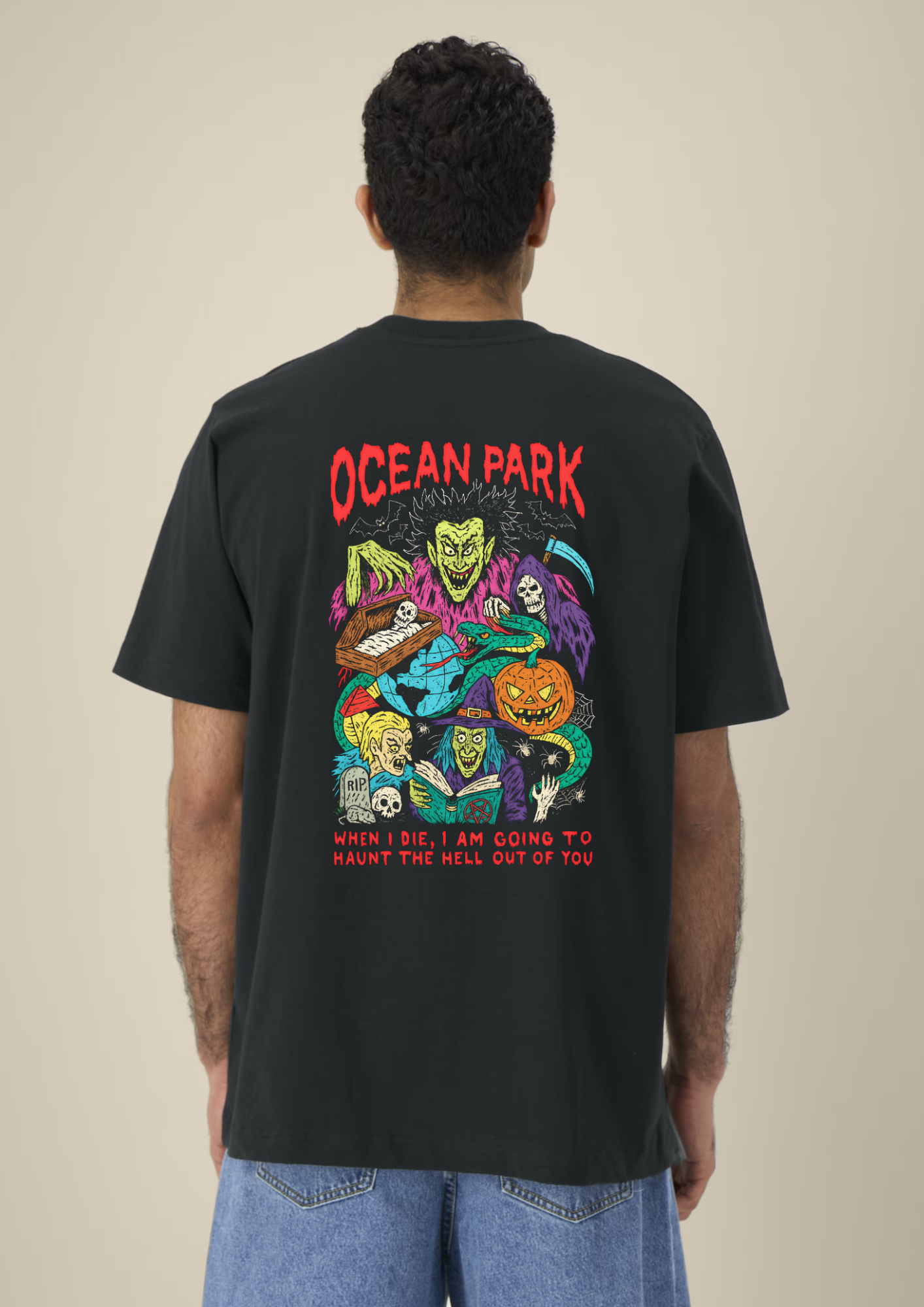 T-shirt oversize noir Ocean Park Halloween vu de dos, grande illustration vampire, sorcière, faucheuse et citrouille