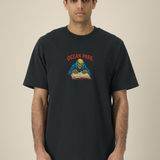 T-shirt oversize noir Ocean Park Halloween, petit print squelette et grimoire sur le devant, porté avec un jean