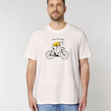 Mannequin homme portant le t-shirt en coton bio Mouton Bike d'Ocean Park, coloris Vintage White. L'illustration centrale montre un mouton cycliste avec un maillot jaune et une casquette, pédalant sur un vélo de course vintage avec l'inscription Mouton Bike.